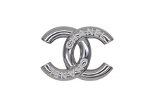 Load image into Gallery viewer, 極美品 CHANEL シャネル ココマーク ブローチ 重量約31.0g B25C刻印 シルバー ホワイト メタル 中古 4b011508