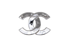 Load image into Gallery viewer, 極美品 CHANEL シャネル ココマーク ブローチ 重量約31.0g B25C刻印 シルバー ホワイト メタル 中古 4b011508