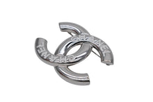 Load image into Gallery viewer, 極美品 CHANEL シャネル ココマーク ブローチ 重量約31.0g B25C刻印 シルバー ホワイト メタル 中古 4b011508