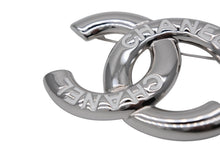 Load image into Gallery viewer, 極美品 CHANEL シャネル ココマーク ブローチ 重量約31.0g B25C刻印 シルバー ホワイト メタル 中古 4b011508