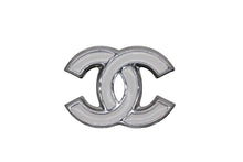 Load image into Gallery viewer, 極美品 CHANEL シャネル ココマーク ブローチ 重量約30.4g B25S刻印 シルバー ホワイト メタル 中古 4b007830