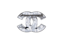 Load image into Gallery viewer, 極美品 CHANEL シャネル ココマーク ブローチ 重量約30.4g B25S刻印 シルバー ホワイト メタル 中古 4b007830