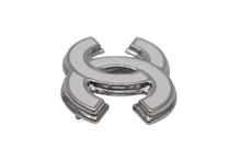 Load image into Gallery viewer, 極美品 CHANEL シャネル ココマーク ブローチ 重量約30.4g B25S刻印 シルバー ホワイト メタル 中古 4b007830