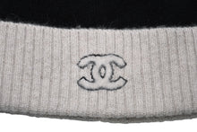 Load image into Gallery viewer, 極美品 CHANEL シャネル ビーニー ニット帽 A62COEHL カシミア ブラック ベージュ ココマーク中古 4b011804