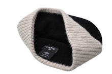 Load image into Gallery viewer, 極美品 CHANEL シャネル ビーニー ニット帽 A62COEHL カシミア ブラック ベージュ ココマーク中古 4b011804