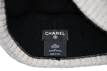 Load image into Gallery viewer, 極美品 CHANEL シャネル ビーニー ニット帽 A62COEHL カシミア ブラック ベージュ ココマーク中古 4b011804