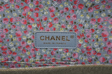 Load image into Gallery viewer, 極美品 CHANEL シャネル キューバコレクション マトラッセ チェーンショルダーバッグ 23番台 キャンバス カーキ ゴールド金具 中古 4b011809