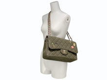 Load image into Gallery viewer, 極美品 CHANEL シャネル キューバコレクション マトラッセ チェーンショルダーバッグ 23番台 キャンバス カーキ ゴールド金具 中古 4b011809