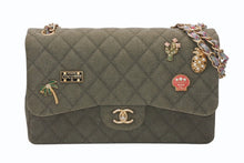 Load image into Gallery viewer, 極美品 CHANEL シャネル キューバコレクション マトラッセ チェーンショルダーバッグ 23番台 キャンバス カーキ ゴールド金具 中古 4b011809