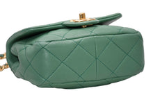 Load image into Gallery viewer, 極美品 CHANEL シャネル ミニマトラッセ オーバル ロゴ チェイン ハンドルフラップバッグ ランダム番台 ラムスキン グリーン ゴールド金具 中古 4b011819