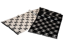 Load image into Gallery viewer, 新品未使用品 CHANEL シャネル ココマーク ロゴ リバーシブル マフラー AA7067 ブラック ホワイト ウール カシミヤ 中古 4b011826