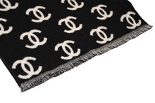 Load image into Gallery viewer, 新品未使用品 CHANEL シャネル ココマーク ロゴ リバーシブル マフラー AA7067 ブラック ホワイト ウール カシミヤ 中古 4b011826