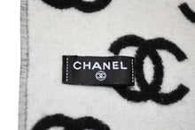 Load image into Gallery viewer, 新品未使用品 CHANEL シャネル ココマーク ロゴ リバーシブル マフラー AA7067 ブラック ホワイト ウール カシミヤ 中古 4b011826