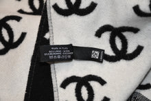 Load image into Gallery viewer, 新品未使用品 CHANEL シャネル ココマーク ロゴ リバーシブル マフラー AA7067 ブラック ホワイト ウール カシミヤ 中古 4b011826