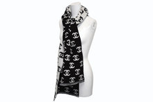 Load image into Gallery viewer, 新品未使用品 CHANEL シャネル ココマーク ロゴ リバーシブル マフラー AA7067 ブラック ホワイト ウール カシミヤ 中古 4b011826