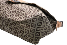 Load image into Gallery viewer, 極美品 FENDI フェンディ ズッキーノ マンマバゲット ショルダーバッグ ブラウン ベージュ 8BR030 コットン キャンバス レザー シルバー金具 中古 4b011852