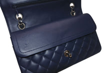 Load image into Gallery viewer, 極美品 CHANEL シャネル マトラッセ クラシック ダブル フラップバッグ ショルダーバッグ 22番台 ラムスキン ブルー シルバー金具 中古 4b011853