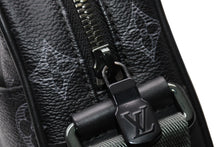 Load image into Gallery viewer, LOUIS VUITTON ルイヴィトン ダヌーブPM ヴィヴィエンヌ ショルダーバッグ M43677 モノグラ シャドウ レザー ブラック金具 美品 中古 4b011645