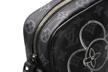 Load image into Gallery viewer, LOUIS VUITTON ルイヴィトン ダヌーブPM ヴィヴィエンヌ ショルダーバッグ M43677 モノグラ シャドウ レザー ブラック金具 美品 中古 4b011645