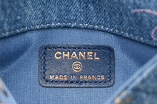 Load image into Gallery viewer, 新品未使用品 CHANEL シャネル ココマーク ミニマトラッセ デニム ショルダーバッグ 32番台 ブルー レザー シャンパンゴールド金具 中古 4b011903