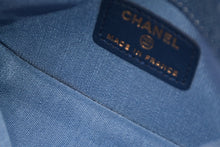 Load image into Gallery viewer, 新品未使用品 CHANEL シャネル ココマーク ミニマトラッセ デニム ショルダーバッグ 32番台 ブルー レザー シャンパンゴールド金具 中古 4b011903