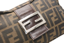 Load image into Gallery viewer, 極美品 FENDI フェンディ ズッカ マンマバゲット ショルダーバッグ 26725 ブラウン キャンバス レザー シルバー金具 中古 4b011904