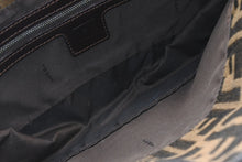 Load image into Gallery viewer, 極美品 FENDI フェンディ ズッカ マンマバゲット ショルダーバッグ 26725 ブラウン キャンバス レザー シルバー金具 中古 4b011904