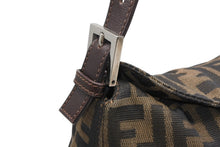 Load image into Gallery viewer, 極美品 FENDI フェンディ ズッカ マンマバゲット ショルダーバッグ 26725 ブラウン キャンバス レザー シルバー金具 中古 4b011904