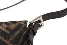 Load image into Gallery viewer, 極美品 FENDI フェンディ ズッカ マンマバゲット ショルダーバッグ 26725 ブラウン キャンバス レザー シルバー金具 中古 4b011904