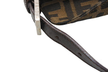 Load image into Gallery viewer, 極美品 FENDI フェンディ ズッカ マンマバゲット ショルダーバッグ 26725 ブラウン キャンバス レザー シルバー金具 中古 4b011904
