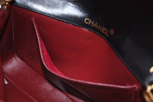 Load image into Gallery viewer, CHANEL シャネル ショルダーバッグ チェーンショルダー デカココ マトラッセ プッシュロック ラムスキン 0番台 ゴールド金具 美品 中古 4b011906