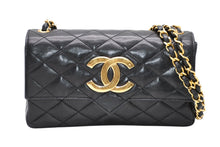 Load image into Gallery viewer, CHANEL シャネル ショルダーバッグ チェーンショルダー デカココ マトラッセ プッシュロック ラムスキン 0番台 ゴールド金具 美品 中古 4b011906