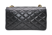 Load image into Gallery viewer, CHANEL シャネル ショルダーバッグ チェーンショルダー デカココ マトラッセ プッシュロック ラムスキン 0番台 ゴールド金具 美品 中古 4b011906