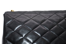 Load image into Gallery viewer, CHANEL シャネル ショルダーバッグ チェーンショルダー デカココ マトラッセ プッシュロック ラムスキン 0番台 ゴールド金具 美品 中古 4b011906