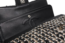 Load image into Gallery viewer, 極美品 CHANEL シャネル マトラッセ25 Wフラップ Wチェーンショルダーバッグ 7番台 ココマーク ツイード カーフスキン シルバー金具 中古 4b011908