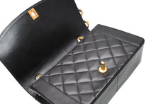 Load image into Gallery viewer, CHANEL シャネル ダイアナ25 マトラッセチェーンショルダーバッグ ココマーク 2番台 ラムスキン ブラウン ゴールド 美品 中古 4b011909