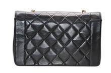 Load image into Gallery viewer, CHANEL シャネル ダイアナ25 マトラッセチェーンショルダーバッグ ココマーク 2番台 ラムスキン ブラウン ゴールド 美品 中古 4b011909