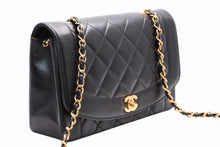 Load image into Gallery viewer, CHANEL シャネル ダイアナ25 マトラッセチェーンショルダーバッグ ココマーク 2番台 ラムスキン ブラウン ゴールド 美品 中古 4b011909