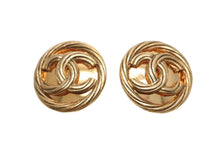 Load image into Gallery viewer, 極美品 CHANEL シャネル ココマーク イヤリング 重量約29.2g 93P刻印 GP メタル ゴールド ヴィンテージ 両耳用 中古 4b011922