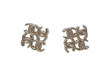 Load image into Gallery viewer, 新品同様品 CHANEL シャネル 4連ココマーク ピアス A24B シルバー メタル 重量3.0g 中古 4b011930
