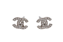 Load image into Gallery viewer, 極美品 CHANEL シャネル ココマーク ピアス 重量約1.3g A12V刻印 メタル ラインストーン シルバー クリア 両耳用 中古 4b011935
