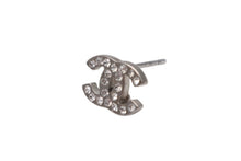 Load image into Gallery viewer, 極美品 CHANEL シャネル ココマーク ピアス 重量約1.3g A12V刻印 メタル ラインストーン シルバー クリア 両耳用 中古 4b011935