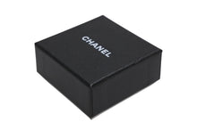 Load image into Gallery viewer, 極美品 CHANEL シャネル ココマーク ピアス 重量約1.3g A12V刻印 メタル ラインストーン シルバー クリア 両耳用 中古 4b011935