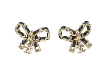 Load image into Gallery viewer, 極美品 CHANEL シャネル ココマーク ピアス 重量約6.1g I23V刻印 リボン GP メタル レザー ゴールド ブラック 両耳用 中古 4b011954