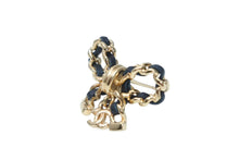 Load image into Gallery viewer, 極美品 CHANEL シャネル ココマーク ピアス 重量約6.1g I23V刻印 リボン GP メタル レザー ゴールド ブラック 両耳用 中古 4b011954