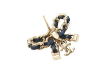 Load image into Gallery viewer, 極美品 CHANEL シャネル ココマーク ピアス 重量約6.1g I23V刻印 リボン GP メタル レザー ゴールド ブラック 両耳用 中古 4b011954