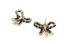 Load image into Gallery viewer, 極美品 CHANEL シャネル ココマーク ピアス 重量約6.1g I23V刻印 リボン GP メタル レザー ゴールド ブラック 両耳用 中古 4b011954