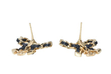 Load image into Gallery viewer, 極美品 CHANEL シャネル ココマーク ピアス 重量約6.1g I23V刻印 リボン GP メタル レザー ゴールド ブラック 両耳用 中古 4b011954