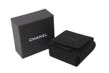 Load image into Gallery viewer, 極美品 CHANEL シャネル ココマーク ピアス 重量約6.1g I23V刻印 リボン GP メタル レザー ゴールド ブラック 両耳用 中古 4b011954