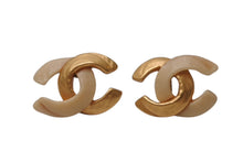Load image into Gallery viewer, 極美品 CHANEL シャネル ココマーク ピアス 重量約3.9g 00T刻印 GP メタル ゴールド アイボリー 両耳用 中古 4b011969